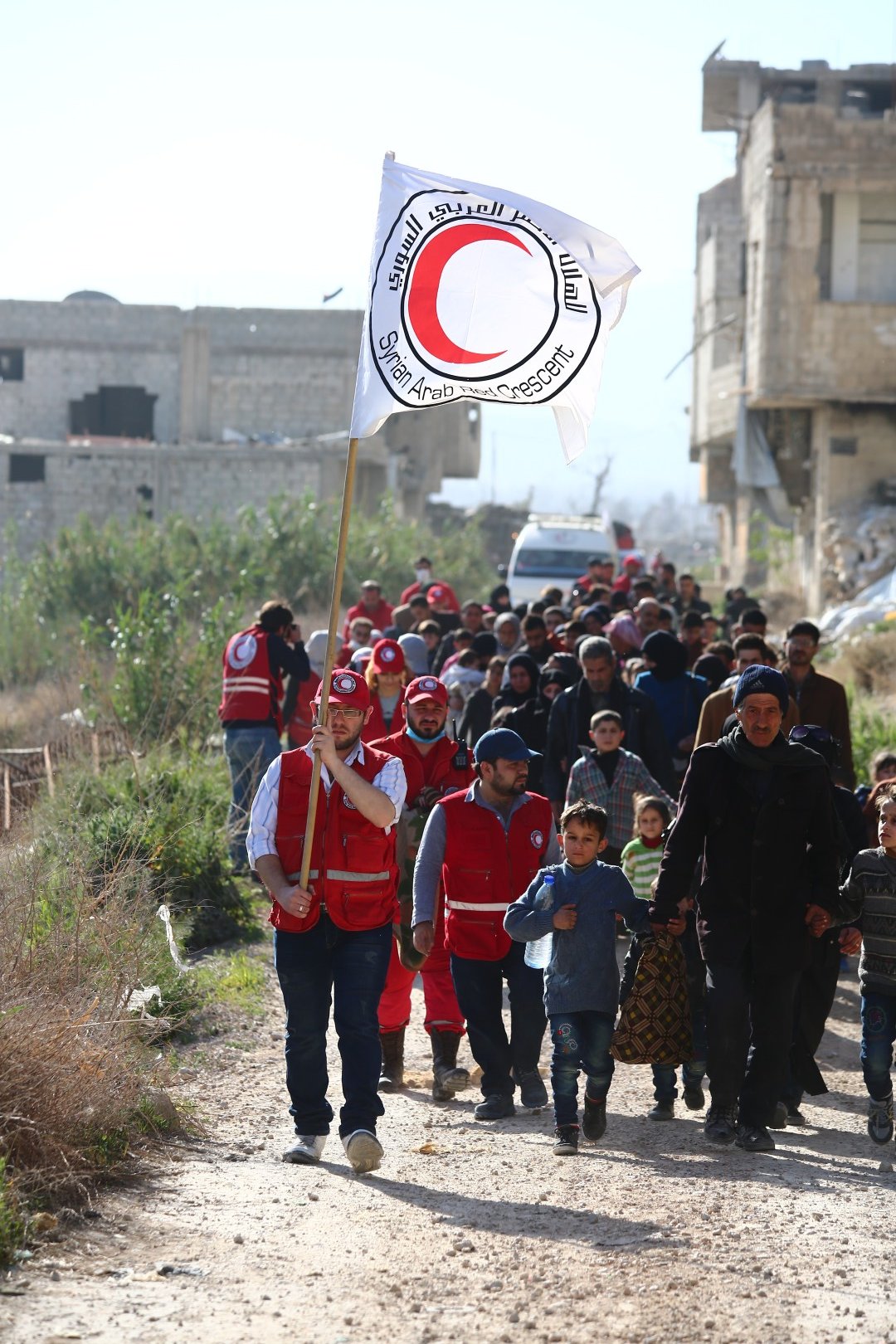 Syrian Arab Red Crescent evacuation convoy on foot
